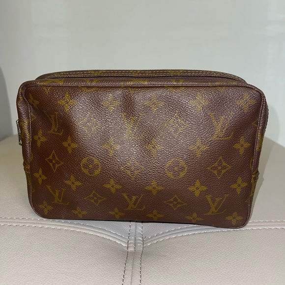 LOUIS VUITTON Monogram Trousse Toilette 23